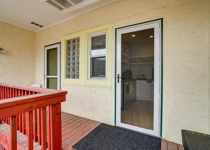 Bright Minneapolis Apartment - 1 Mi To Downtown!
