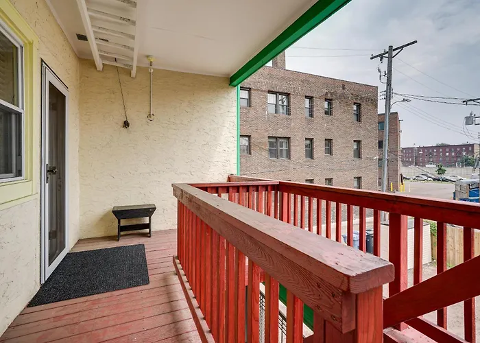 Bright Minneapolis Apartment - 1 Mi To Downtown!